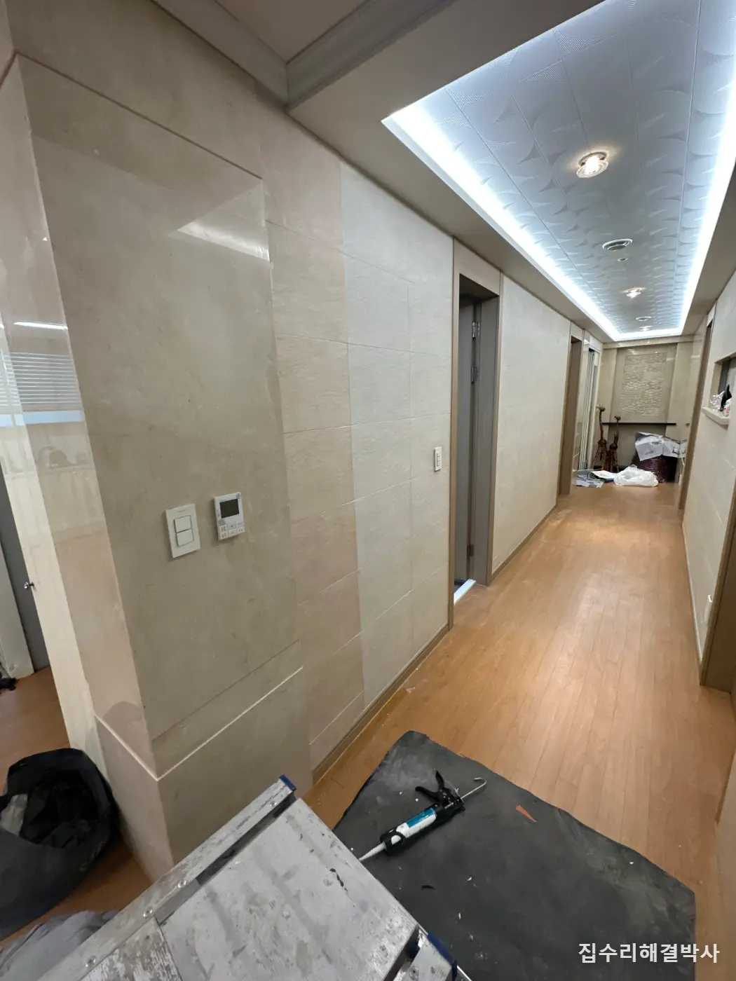 단종된 거실 화산재 타일 복원 — 전국 총판을 수배해 남은 재고로 한 줄 교체 시공 사진 5
