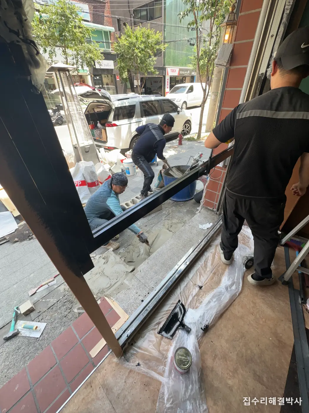 매장 통창을 들어올리는 창으로 — 창 아래 바테이블까지 한 번에 짜 넣는 방법 시공 사진 7