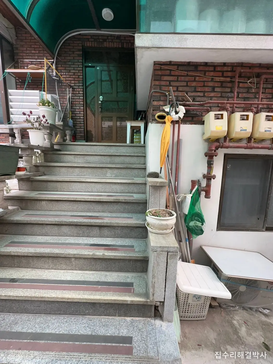 물이 흐르는 미끄러운 대리석 계단 — 작업 전