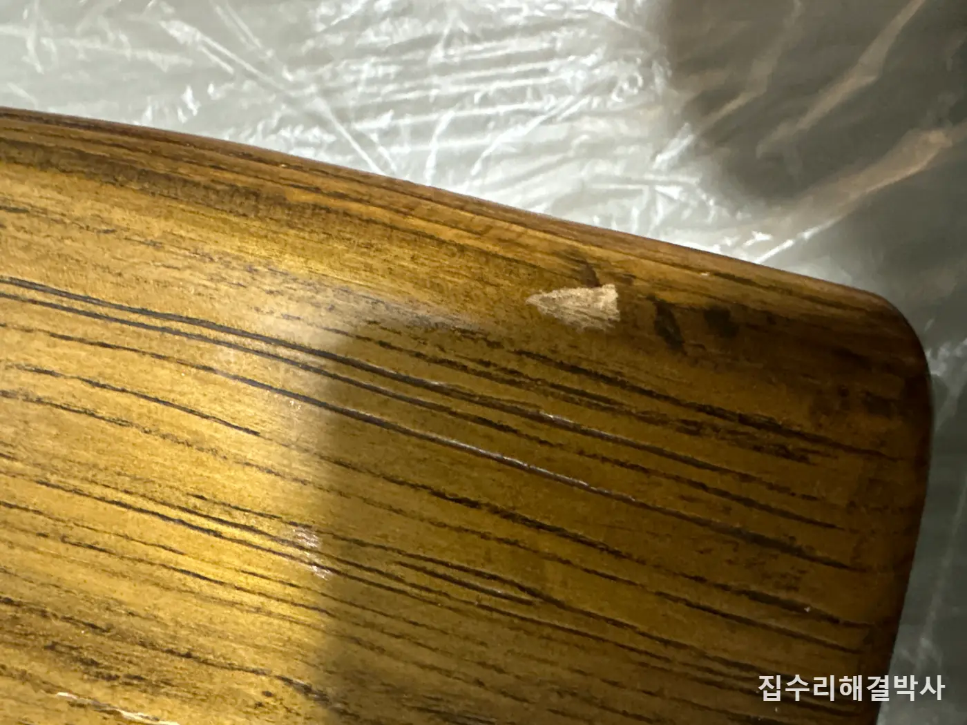 찍히고 까지고 파인 소나무 상판 — 바니쉬를 연마로 벗기고 도토리색 스테인 2번 시공 사진 6