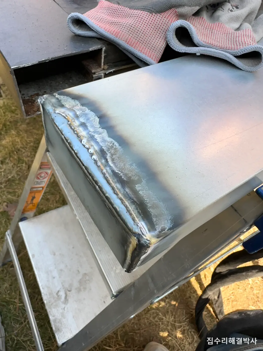 아래가 삭아 멈춘 강남 자동 철대문 — 하부 철판만 잘라내고 새로 절곡해 용접 시공 사진 4