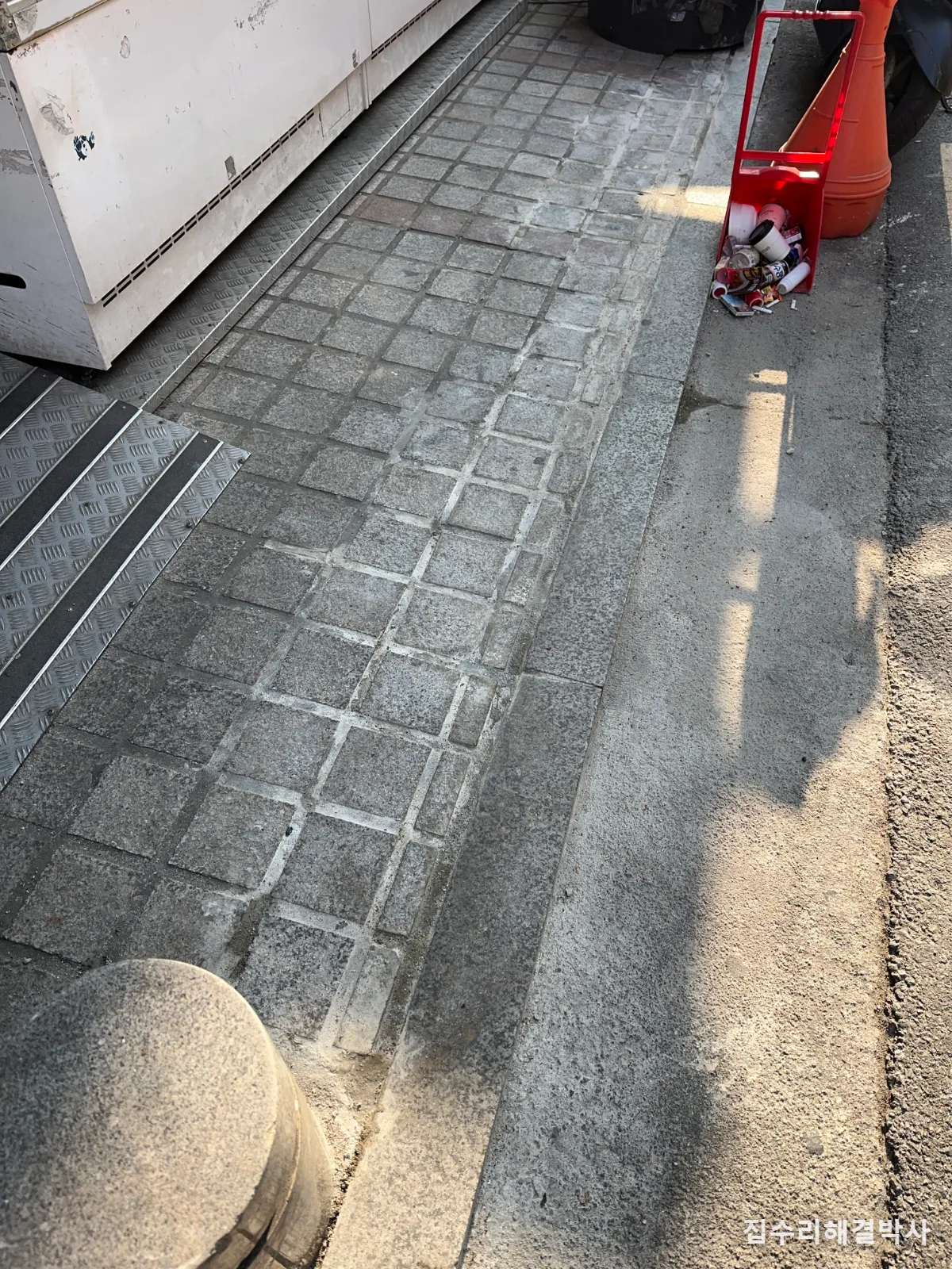 상계동 건물 출입구 화강석 타일 덜컥거림  깨진 줄눈 철거하고 판을 직접 재단해 교체 시공 사진 5