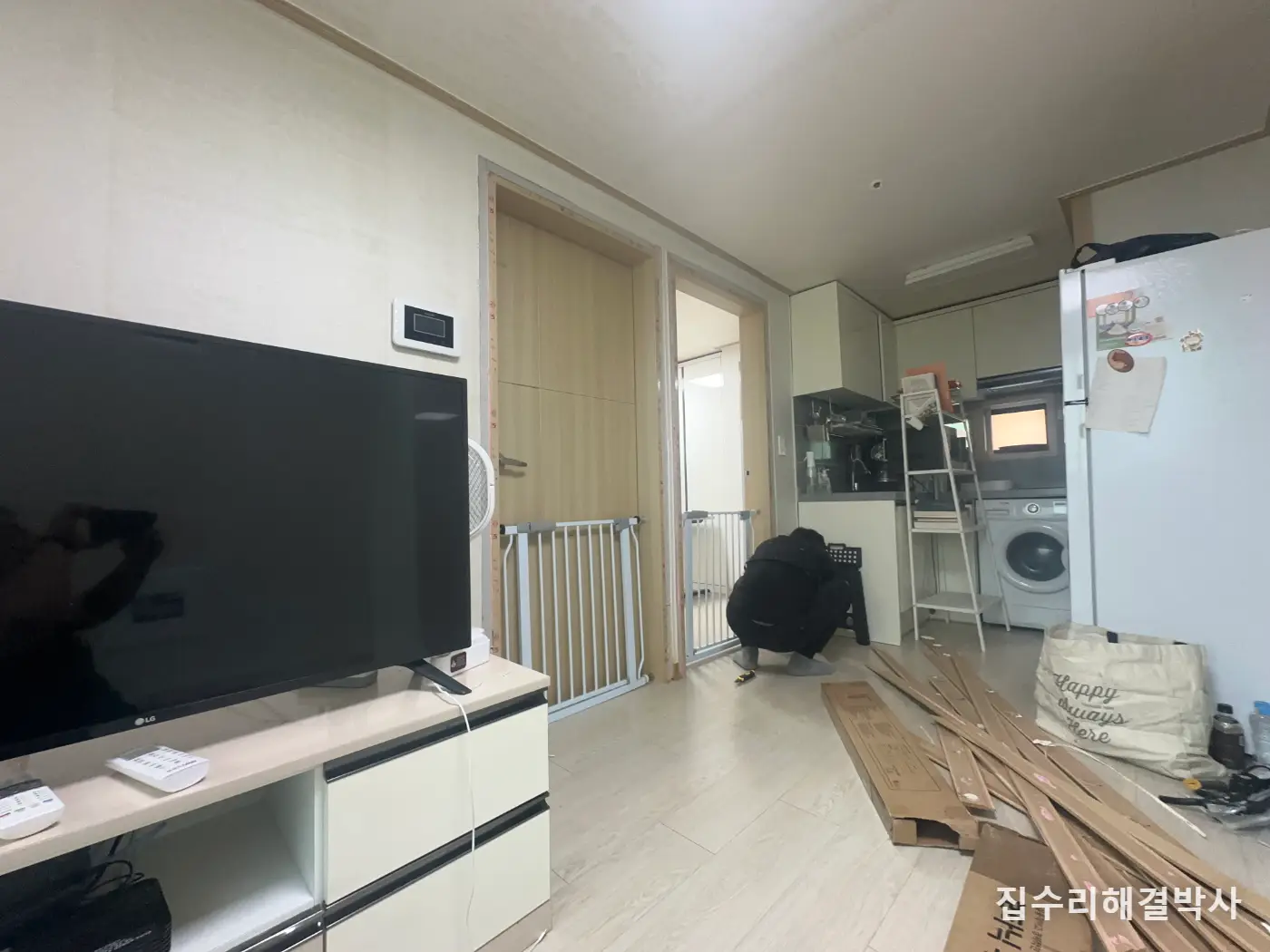 반려견 마킹으로 부푼 몰딩은 말려도 안 돌아옵니다 — 단종된 자재를 현장에서 색 맞춰 교체한 방법 시공 사진 3