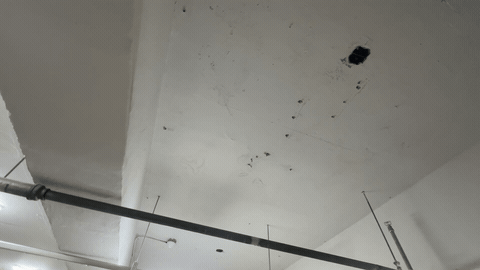 누수 지점이 여러 곳인 지하창고 천정 — 물받이 12개를 서로 겹쳐 달아 빠짐없이 받아내는 방법 작업 전