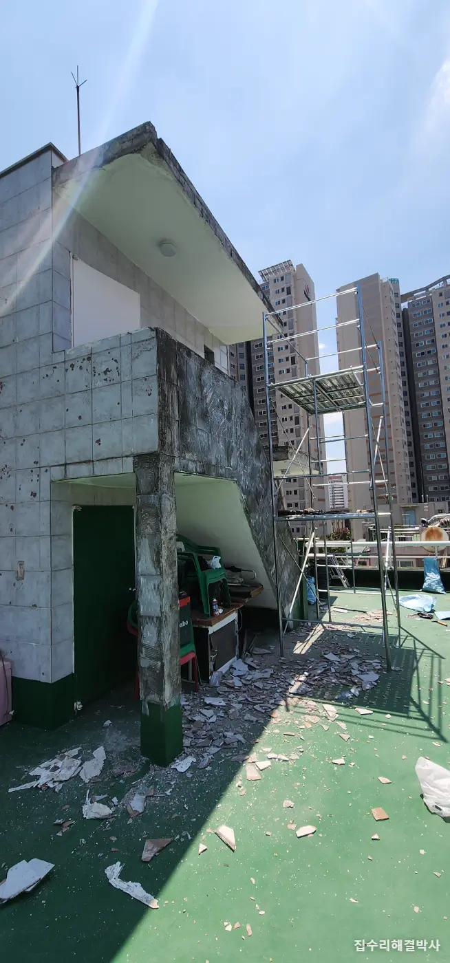 빌딩 옥상 외벽 타일이 떨어질 때 — 한 면만 철거하고 1cm 두께 타일로 다시 붙이는 방법 시공 사진 4