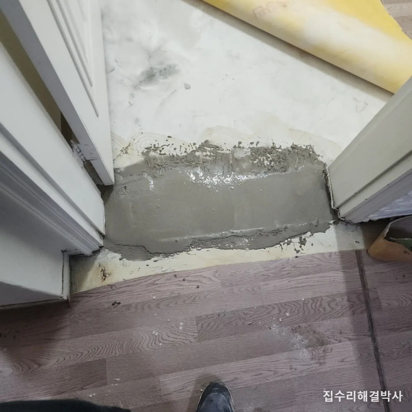 대리석 문턱을 없앨 때 — 아래에 보일러 배관이 지나갑니다 시공 사진 4