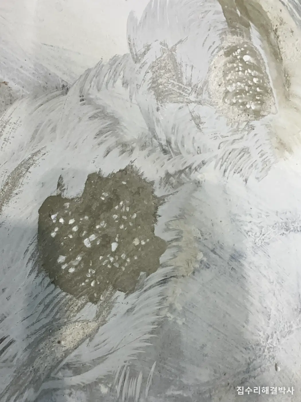 김포  임대 끝난  창고 바닥 랙 철거후 남은 앙카 제거 —  그라우트로 와 에폭시로 바닥 복원 시공 사진 5