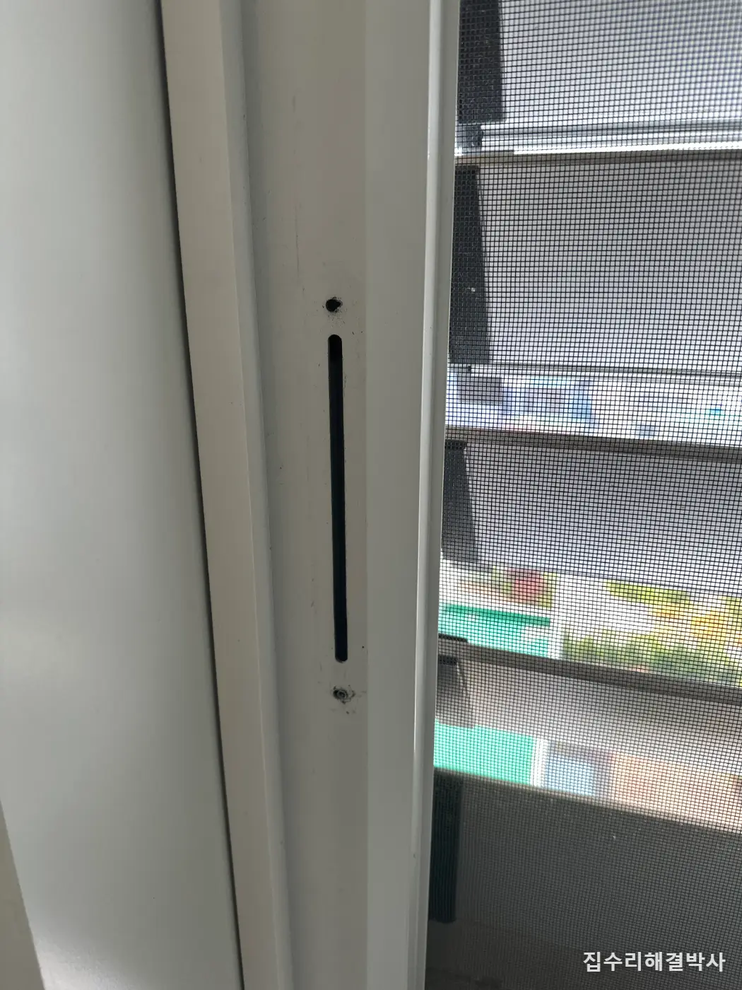 구할 수 없는 루버창 손잡이 — 파손된 가이드를 범퍼 복원 기법으로 보강