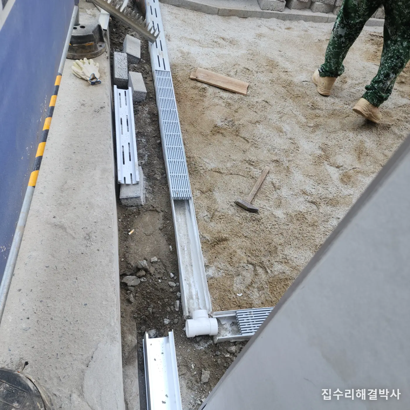 건물 입구 보도블럭이 주저앉고 볼록거린다면 — 블럭이 아니라 물길이 없는 것입니다 시공 사진 2