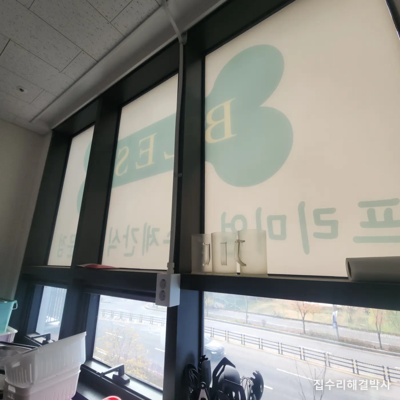 남양주 지식산업센터 폐업 매장 간판 철거·유리창 광고필름 제거 — 스카이차 고소작업 시공 사진 2