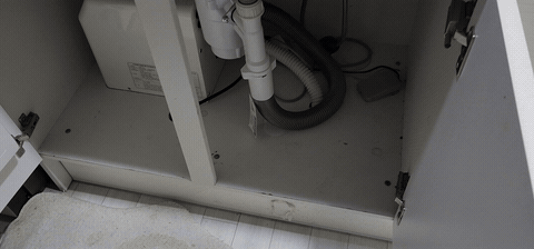 음식물분쇄기를 떼어내도 냄새가 남는 이유 — 배관에 찌꺼기가 쌓여 있습니다 작업 전