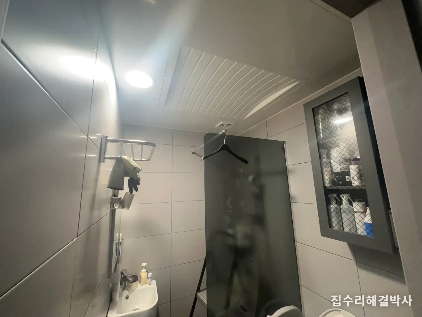 환풍기 틀어도 곰팡이가 계속 생기는 창문 없는 화장실 — 천정 높이가 모자라도 휴젠뜨 설치 시공 사진 1