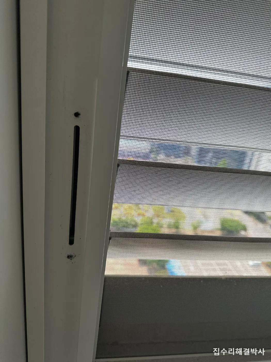 구할 수 없는 루버창 손잡이 — 파손된 가이드를 범퍼 복원 기법으로 보강 시공 사진 4