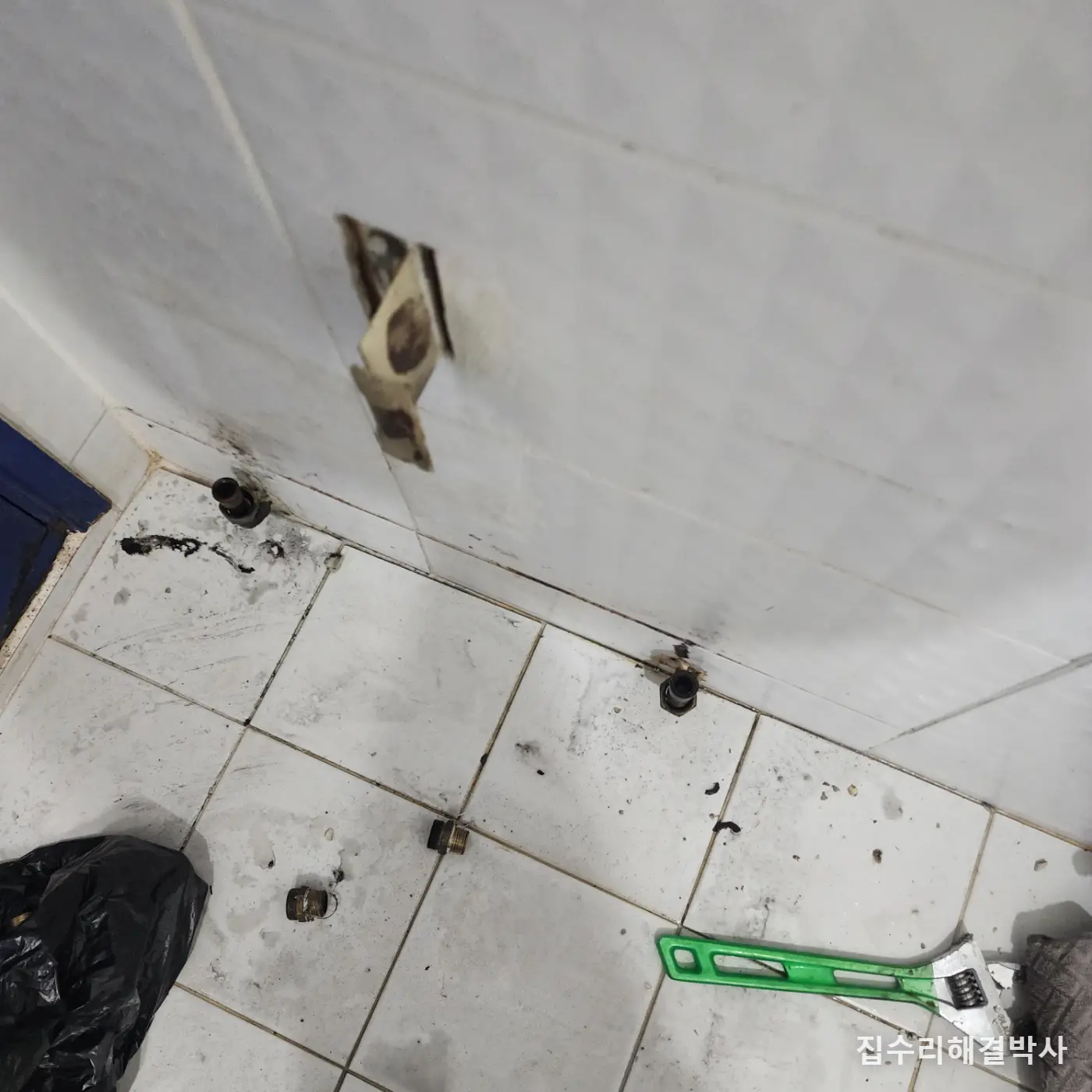 화장실 라디에이터에서 물이 샐 때 — 떼어내고 스텐 주름관으로 직관 연결하는 방법 시공 사진 3