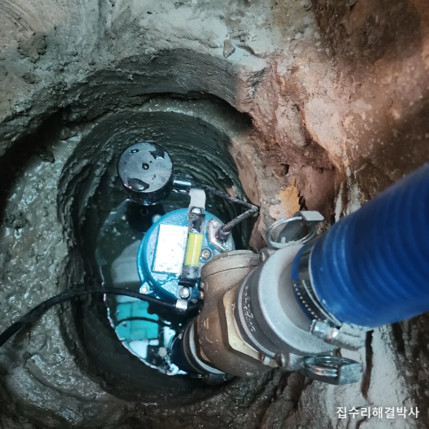 지하 계단에 물이 고일 때 — 습식코어로 집수정 만들고 압상고 맞는 모터 앉히기 시공 사진 3