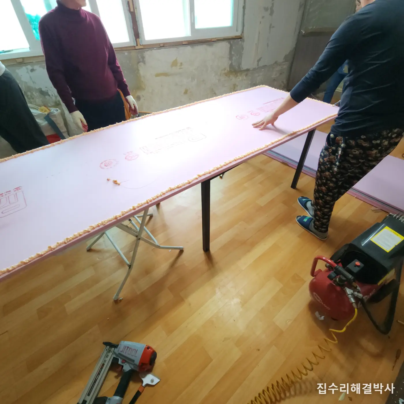 벽돌 모양 스티로폼 단열재를 붙이기 전에 — 두 번 일하지 않는 법 시공 사진 1