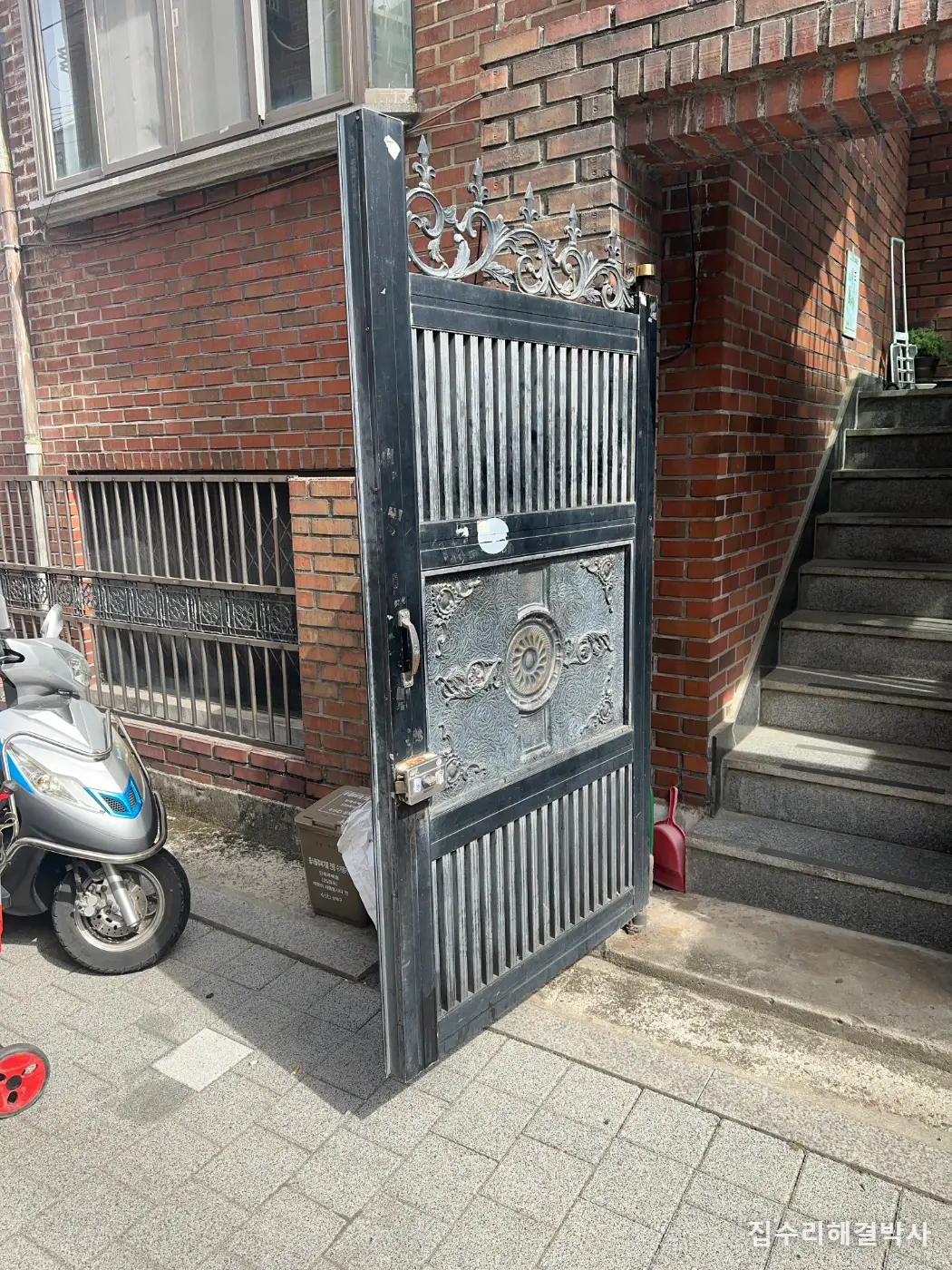 힌지가 휘어 멈춘 알루미늄 대문 — 힌지 교체·보강과 알루미늄을 권하지 않는 이유 시공 사진 6