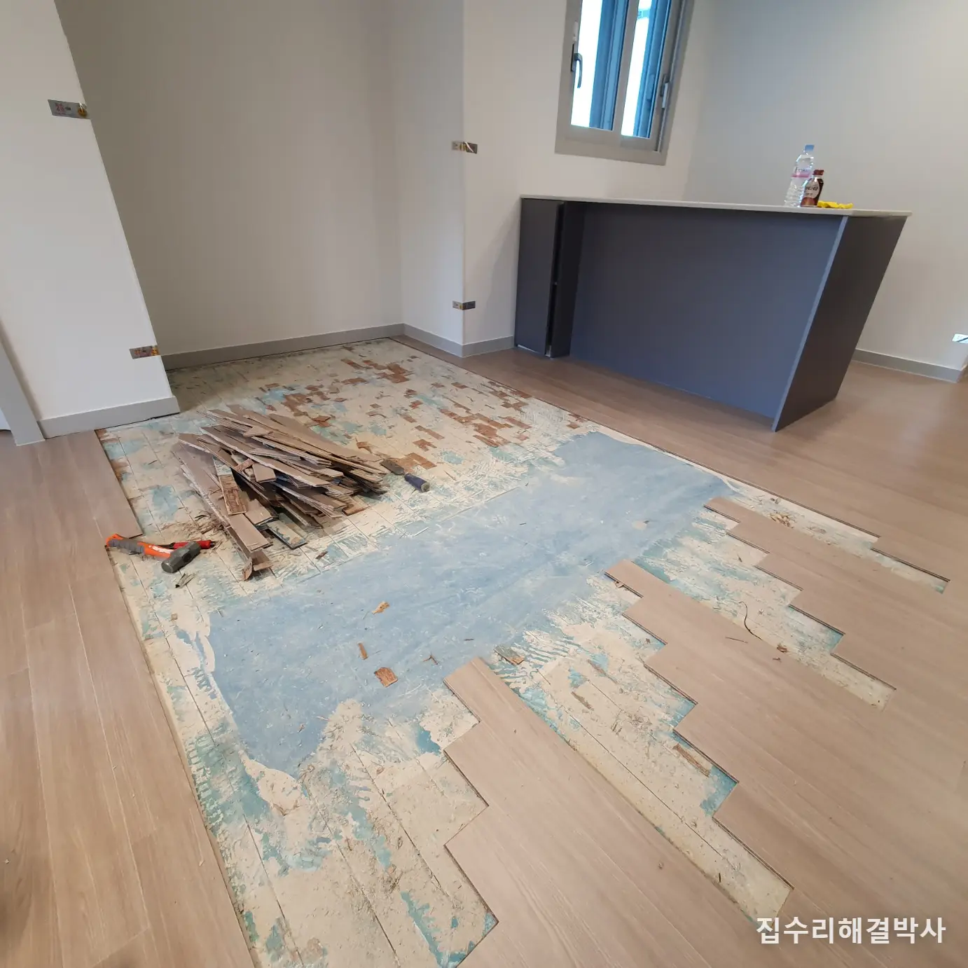 용인 아파트 아일랜드장 이전 — 같은 특판 마루를 구해 원래 자리 바닥 되돌리기 시공 사진 6