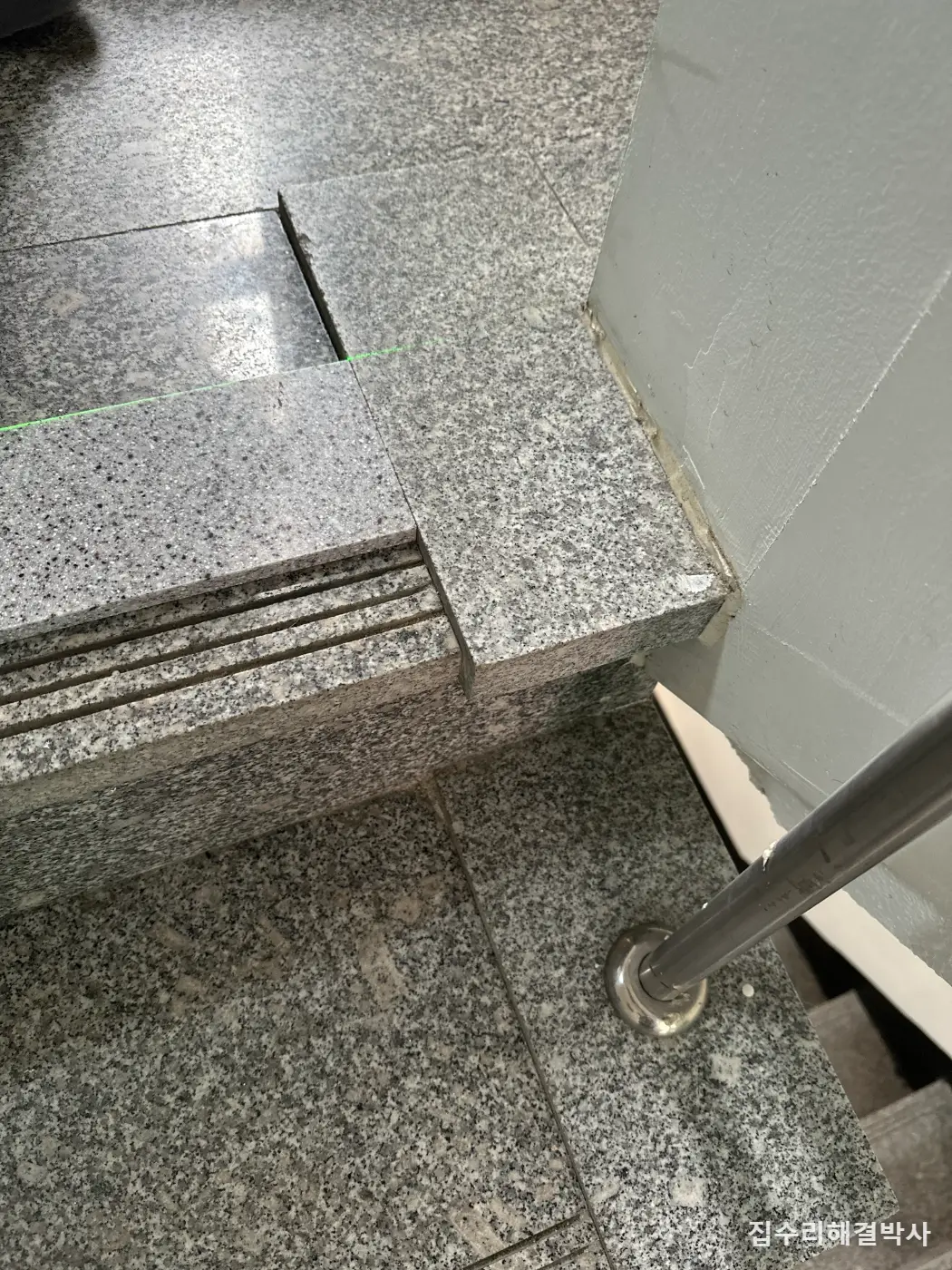 계단에 문을 달 수 없는 빌라 — 2층 계단 입구에 알루미늄 타공판 모기장 시공 사진 4