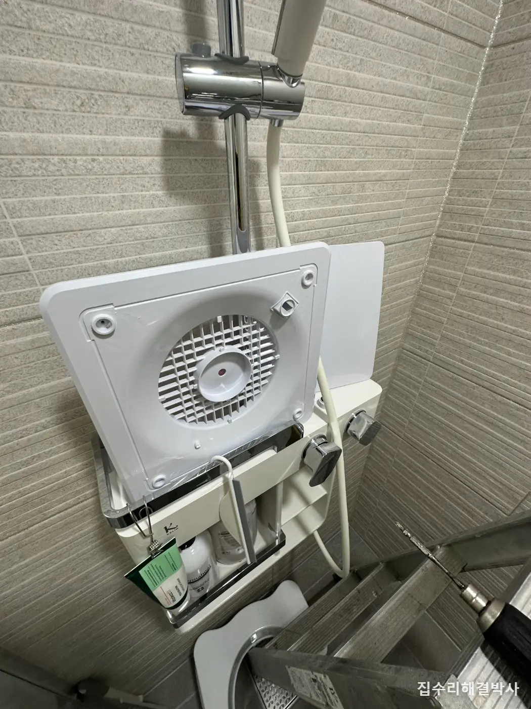 안방 화장실 휴젠뜨 설치 — 알파룸 환기구까지 이어 연결한 현장 시공 사진 7