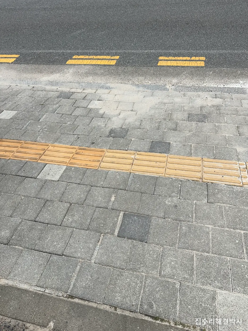 보도블럭을 시멘트로 메우면 더 망가집니다 — 들썩이는 블럭은 아래를 다시 잡아야 합니다 시공 사진 5