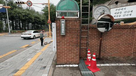 주차장에서 나올 때 앞이 안 보인다면 — 담장을 허물지 않고 경사에 맞춰 잘라내는 방법 작업 전