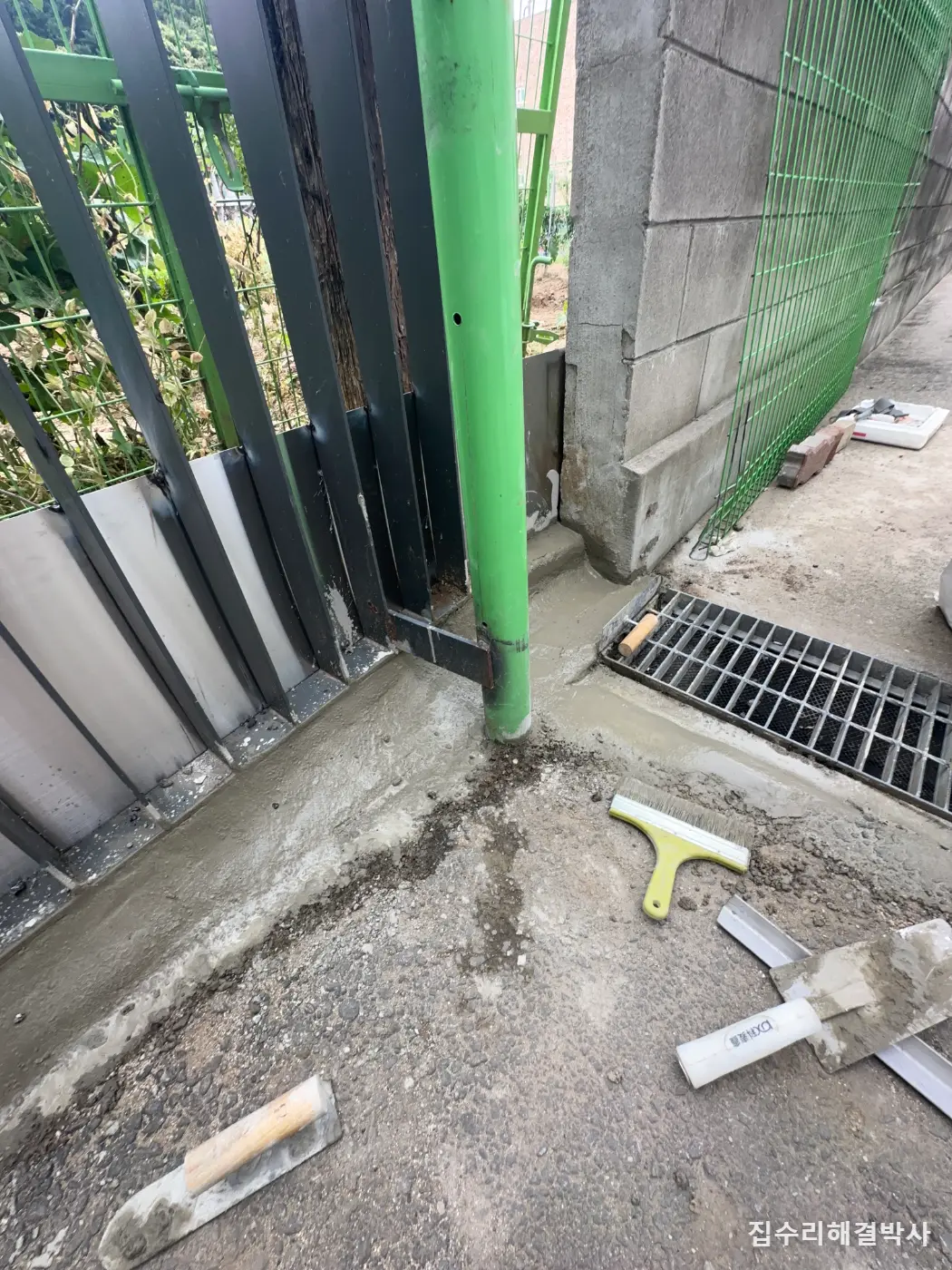 휀스담장 아래로 흙이 넘어와 하수구가 막힐 때 — 스텐철판 차단판과 하부기초 시공 사진 7