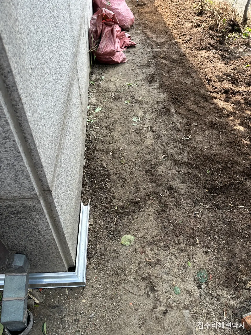 대리석 외벽에 이끼 끼는 주택 마당 — 하수도마다 구배 맞춘 알루미늄 트렌치 시공 사진 1