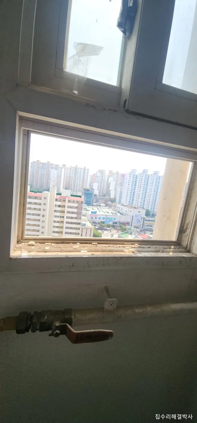 다 삭아 부스러지는 보일러실 루바창 — 작업 과정