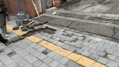 보도블럭을 시멘트로 메우면 더 망가집니다 — 들썩이는 블럭은 아래를 다시 잡아야 합니다 작업 전
