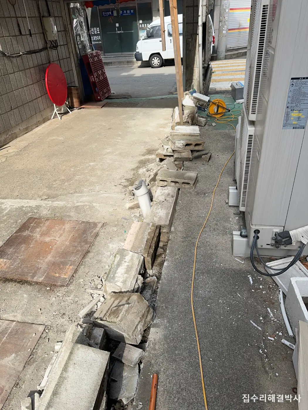 발끝으로 밀어도 넘어가는 담장 — 벽돌이 아니라 기초가 문제입니다 시공 사진 5