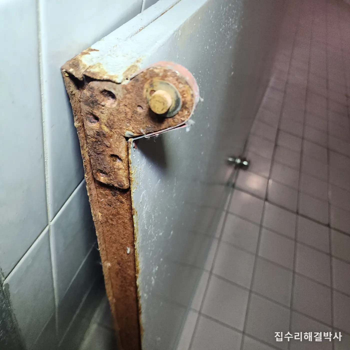 상가 화장실 방화문 힌지가 빠져 덜렁거릴 때 — 하부 경첩 절삭 후 새 힌지 용접
