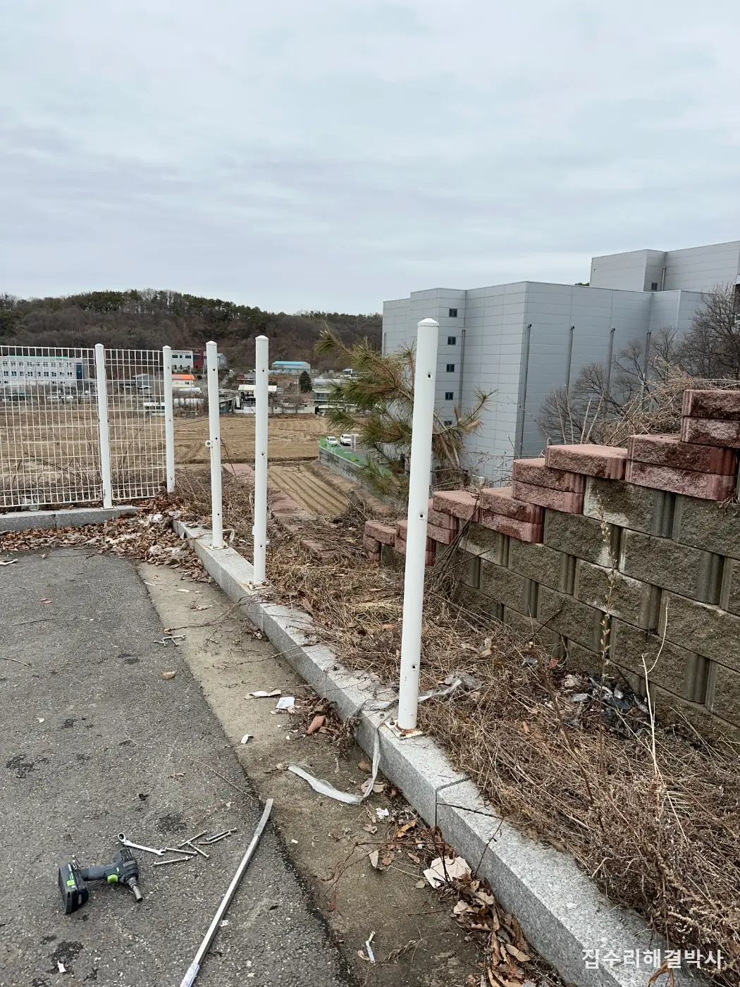 휘고 뽑힌 창고 앙카식 휀스 — 넘어간 인도경계석은 기초부터 다시 잡아 원상복구 시공 사진 1