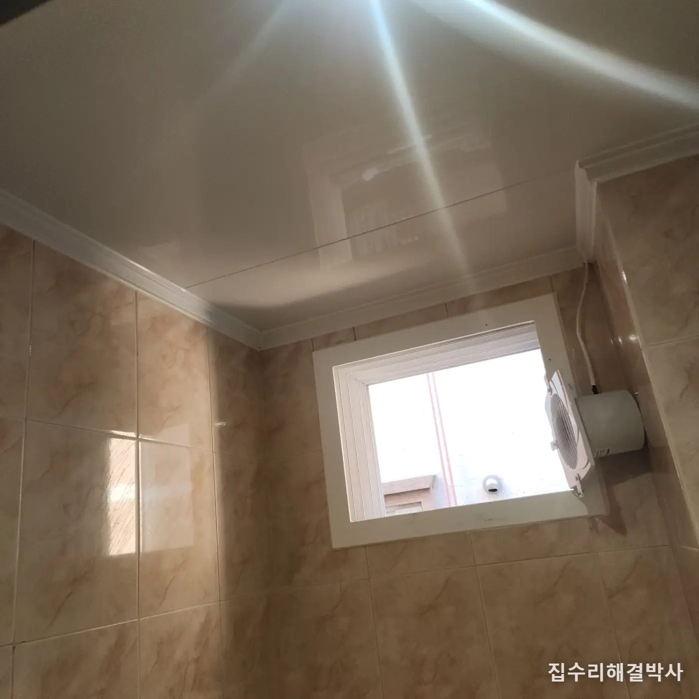 환풍구가 아예 없는 화장실 — 타공할 자리부터 찾아야 합니다 시공 사진 1