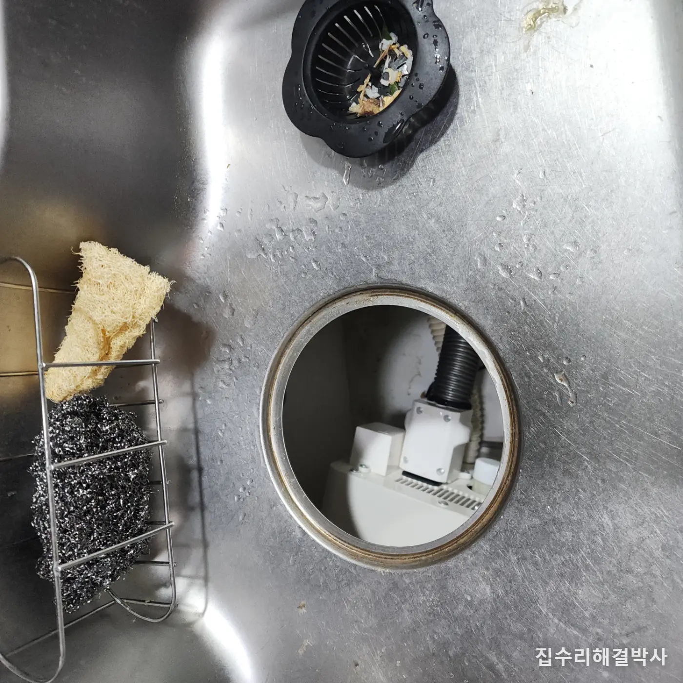 음식물분쇄기를 떼어내도 냄새가 남는 이유 — 배관에 찌꺼기가 쌓여 있습니다 시공 사진 5