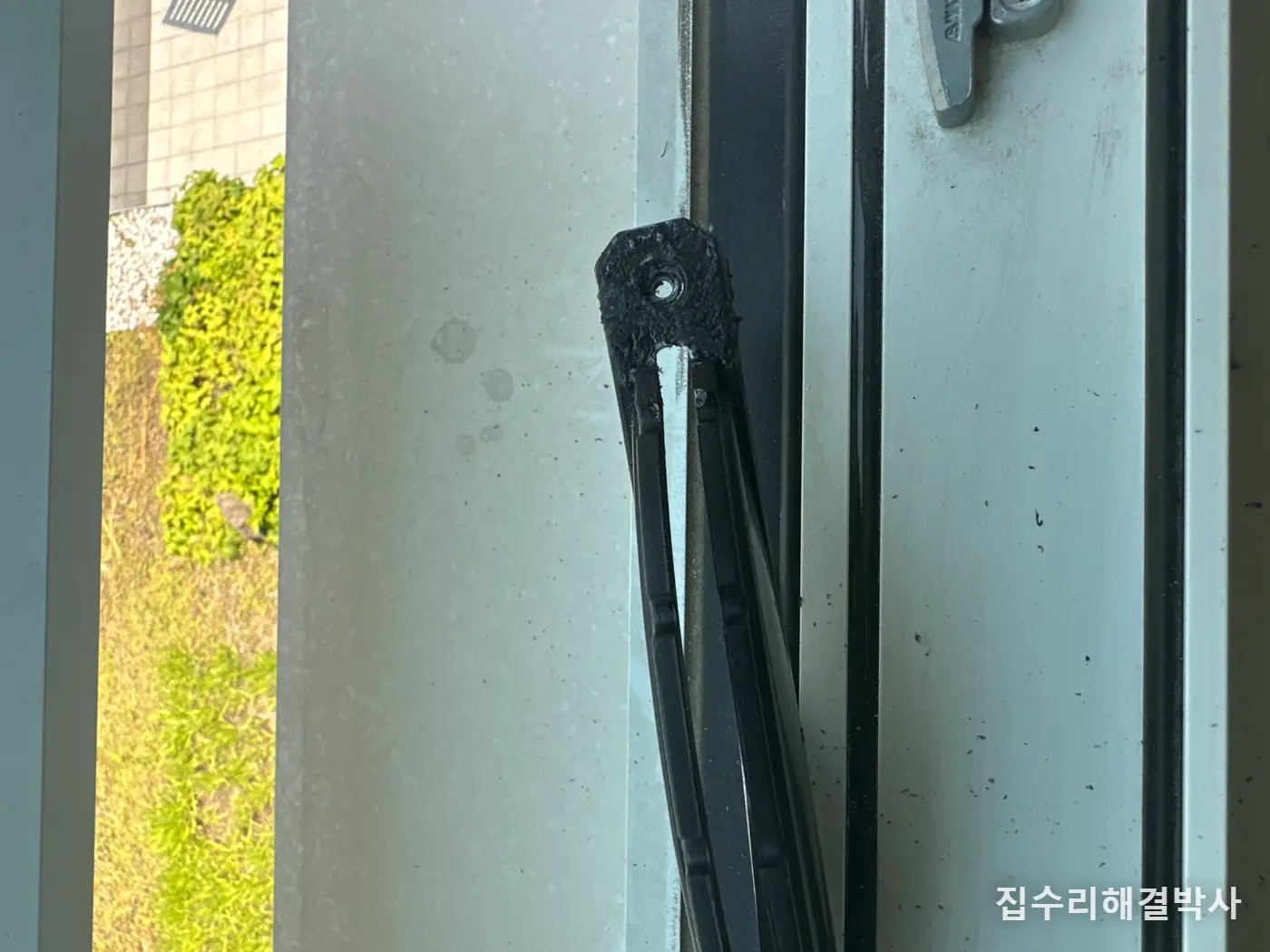 구할 수 없는 루버창 손잡이 — 파손된 가이드를 범퍼 복원 기법으로 보강 시공 사진 7