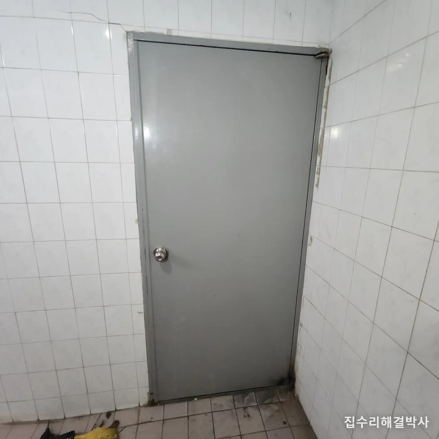 상가 화장실 방화문 힌지가 빠져 덜렁거릴 때 — 하부 경첩 절삭 후 새 힌지 용접 시공 사진 8