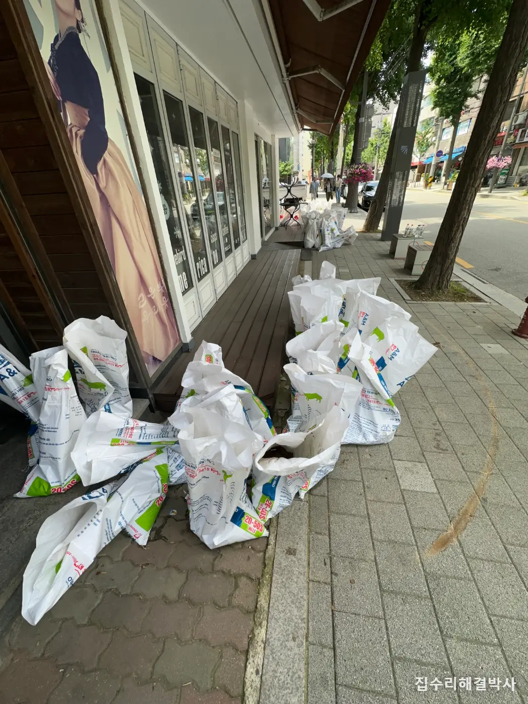 누수로 방음 바닥이 울렁일 때 — 썩은 부위를 도려내고 말린 뒤 마감하는 부분 철거 시공 사진 7