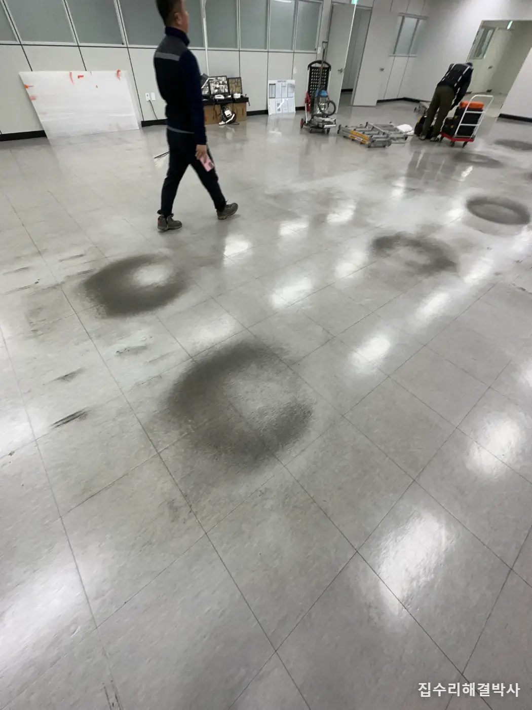의자바퀴로 검게 변한 사무실 디럭스타일 — 왁스 없이 연마·세척으로 원상복구