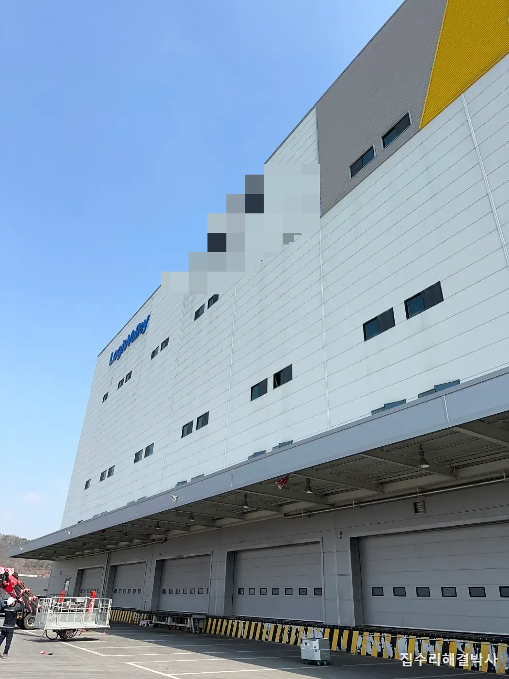 물류창고 외벽 판넬 간판 철거 — 필름·접착제·물때까지 걷어내 판넬을 되돌린 방법