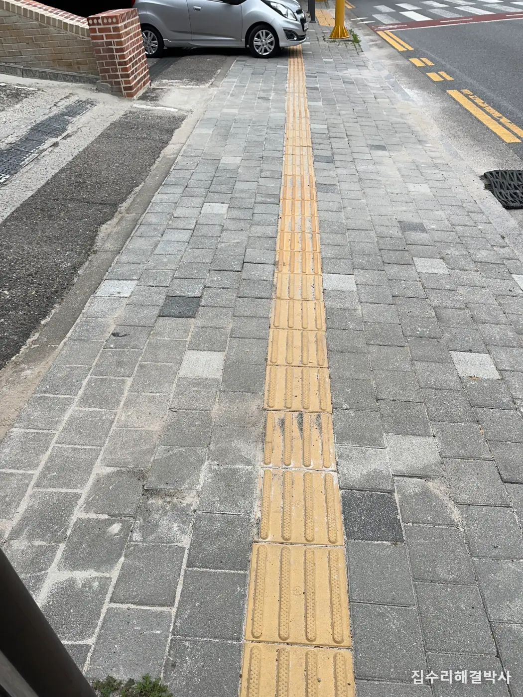 보도블럭을 시멘트로 메우면 더 망가집니다 — 들썩이는 블럭은 아래를 다시 잡아야 합니다 시공 사진 4