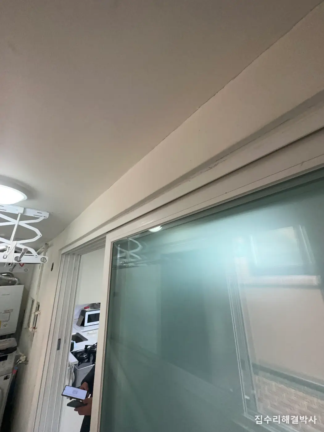 환풍기는 도는데 집 안에 냄새가 남는다면 — 배관이 베란다에서 끝나 있는 경우입니다 시공 사진 2