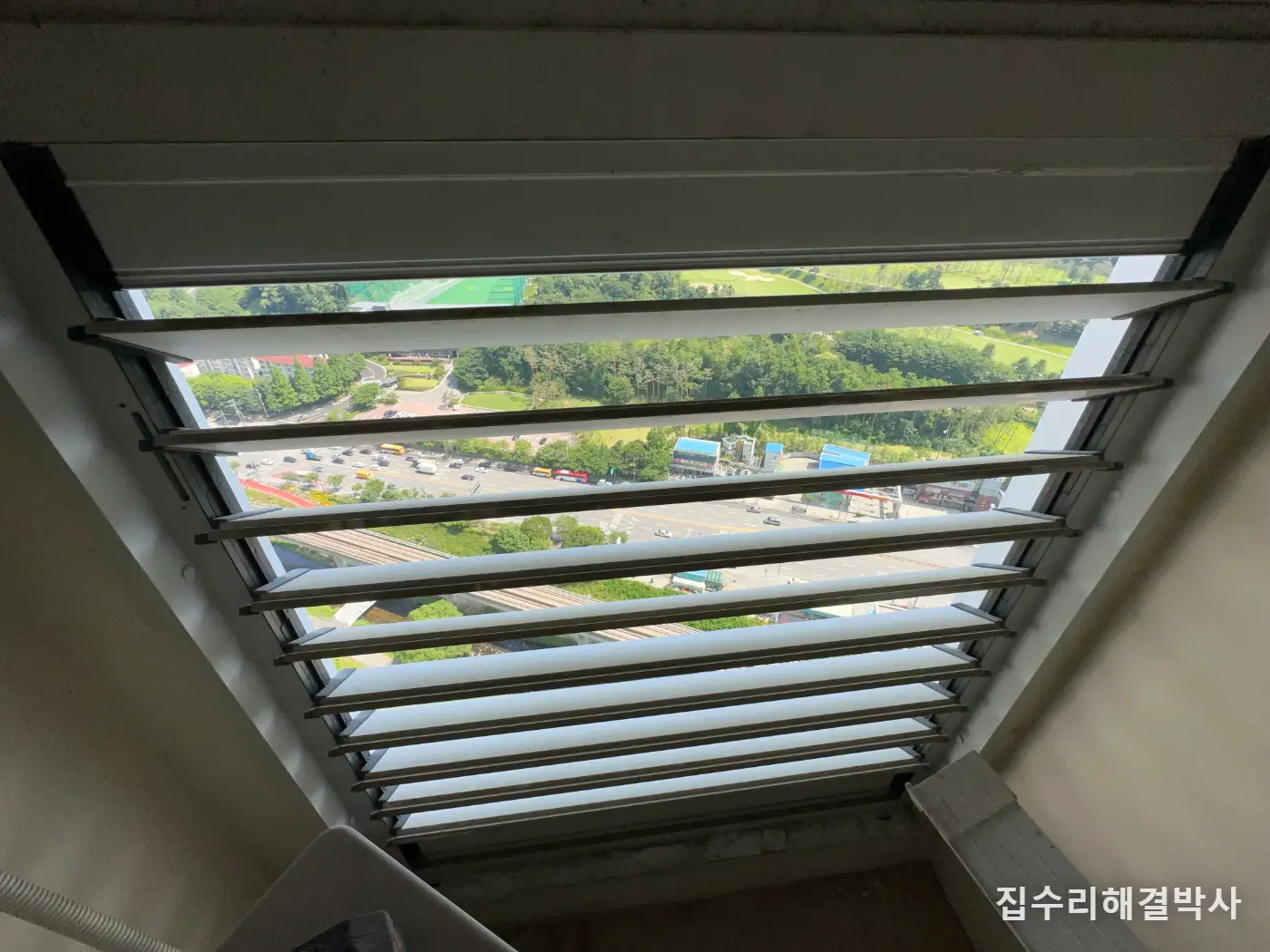 루버창이 아래쪽만 안 될 때 — 중간살이 있으면 그 칸만 갈 수 있습니다