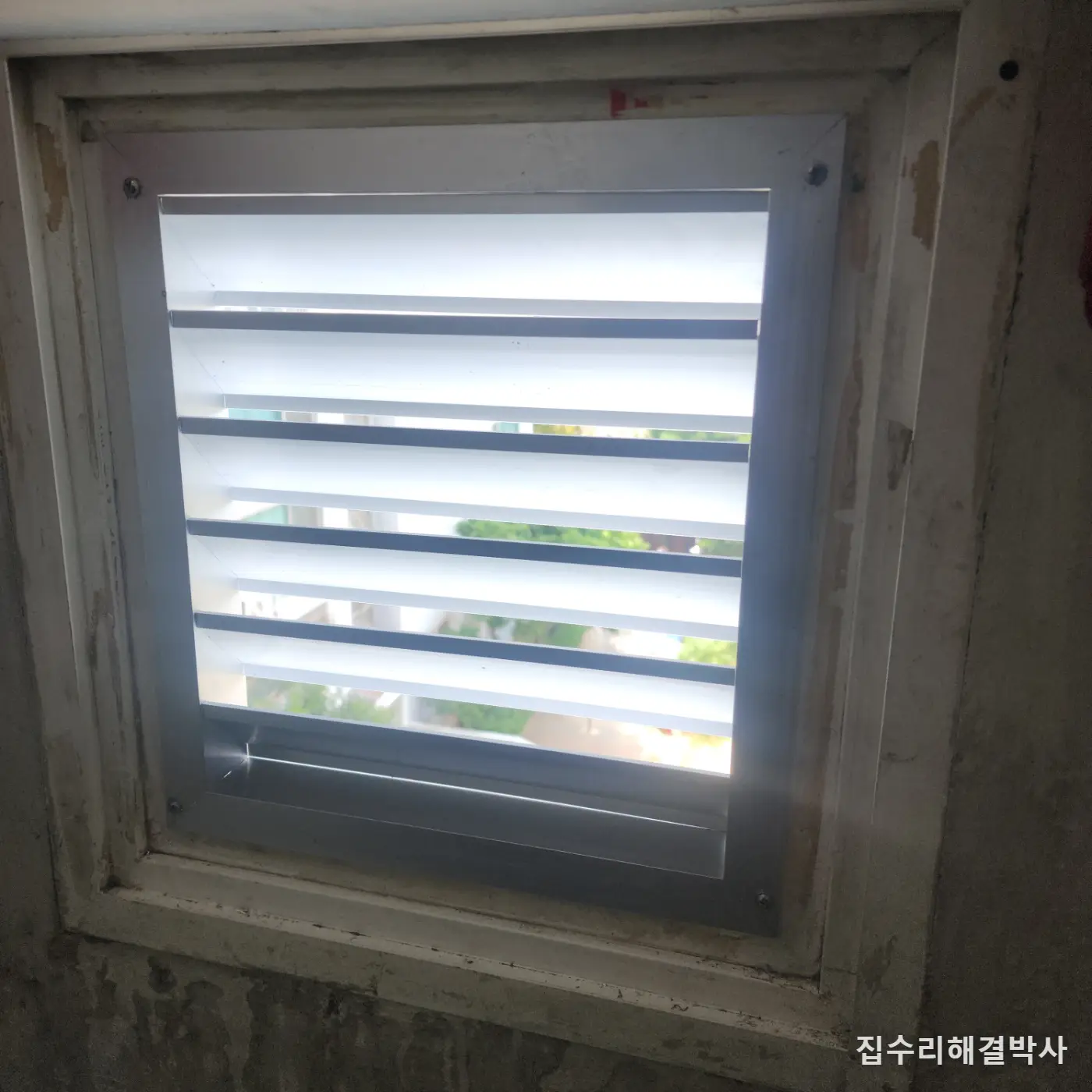 보일러실 환기창을 비닐로 막아 두셨다면 — 막는 게 아니라 바꿔야 합니다 시공 사진 2