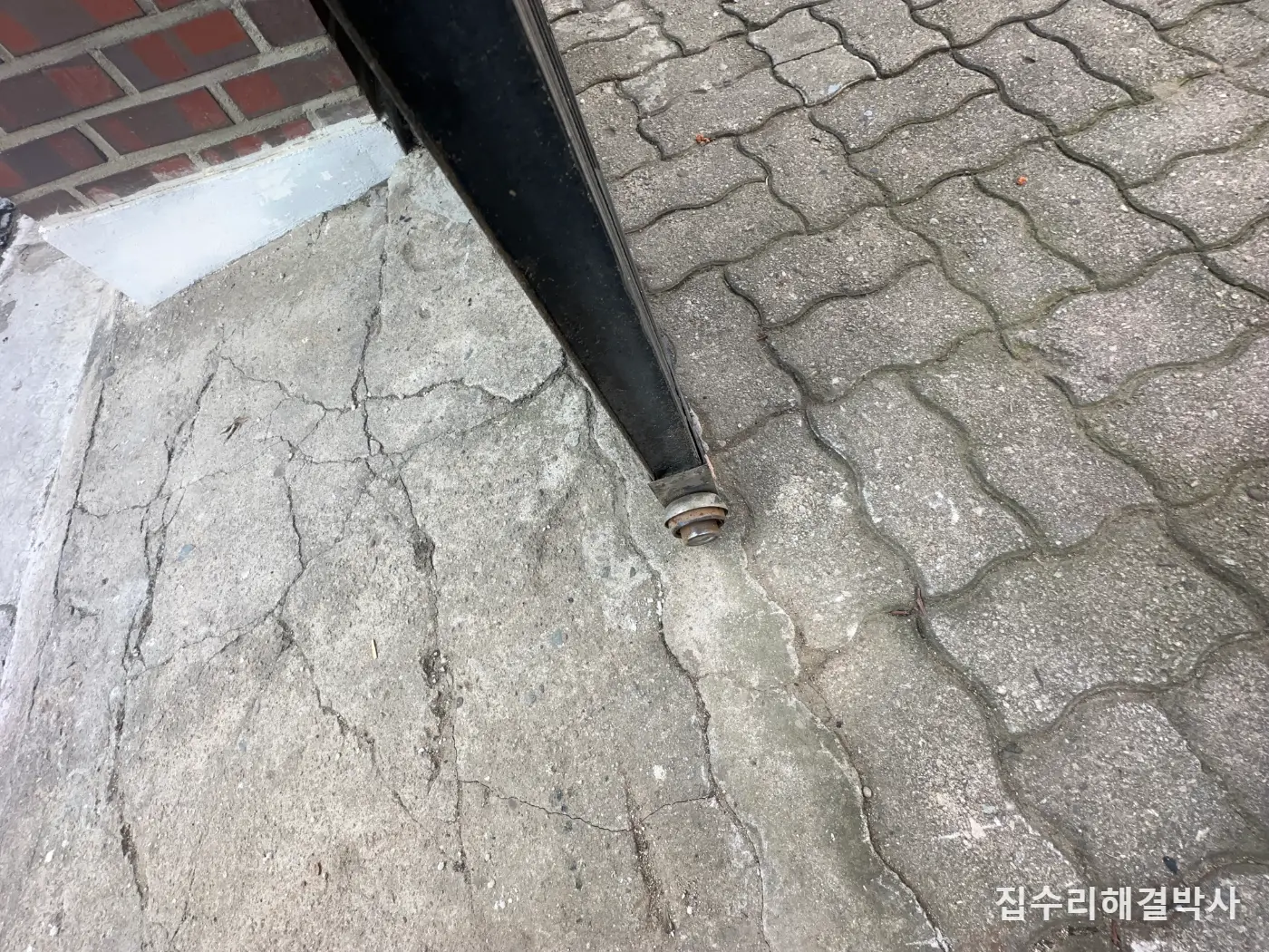 대문이 빠졌다면 — 상부 힌지가 부러지기 전에 아래 베어링이 먼저 굳어 있었습니다 시공 사진 3