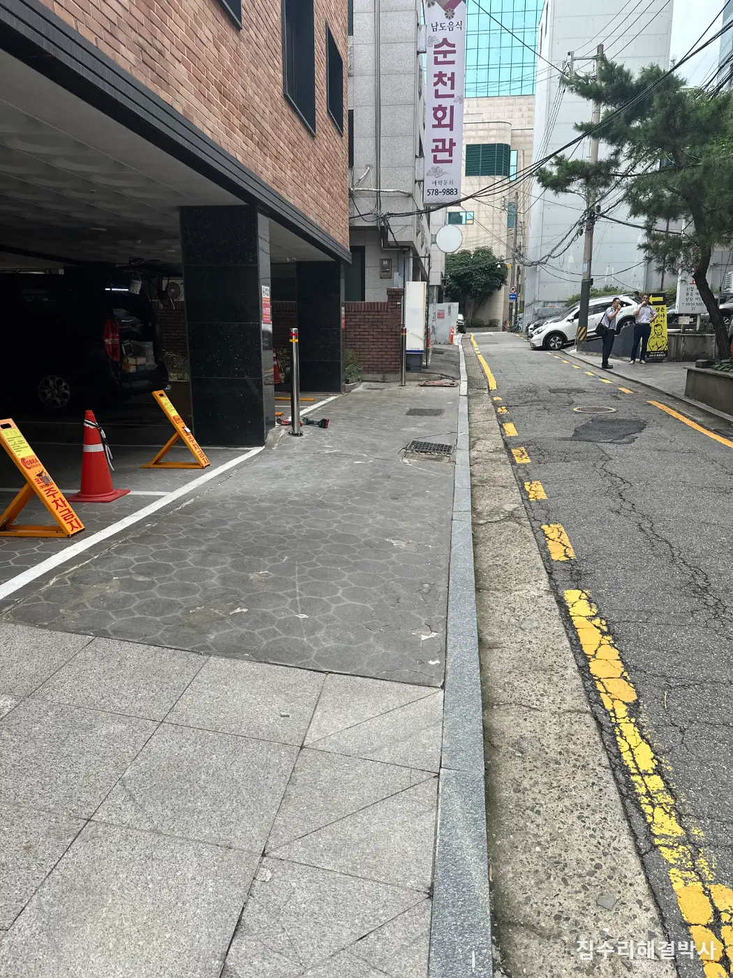 빌라 입구 얌체 주차 막는 볼라드 — 바닥을 뚫어 봐야 방법이 정해집니다 시공 사진 4