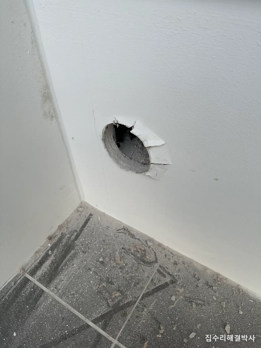 벽에 150mm 배관 구멍이 필요할 때 — 현수막 업체 기기 설치용 코아작업 시공 사진 4