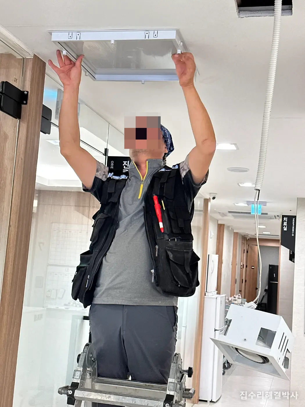 아래층 천장에서 물이 떨어질 때 — 천정을 다 뜯지 말고 점검구부터 내세요 시공 사진 2