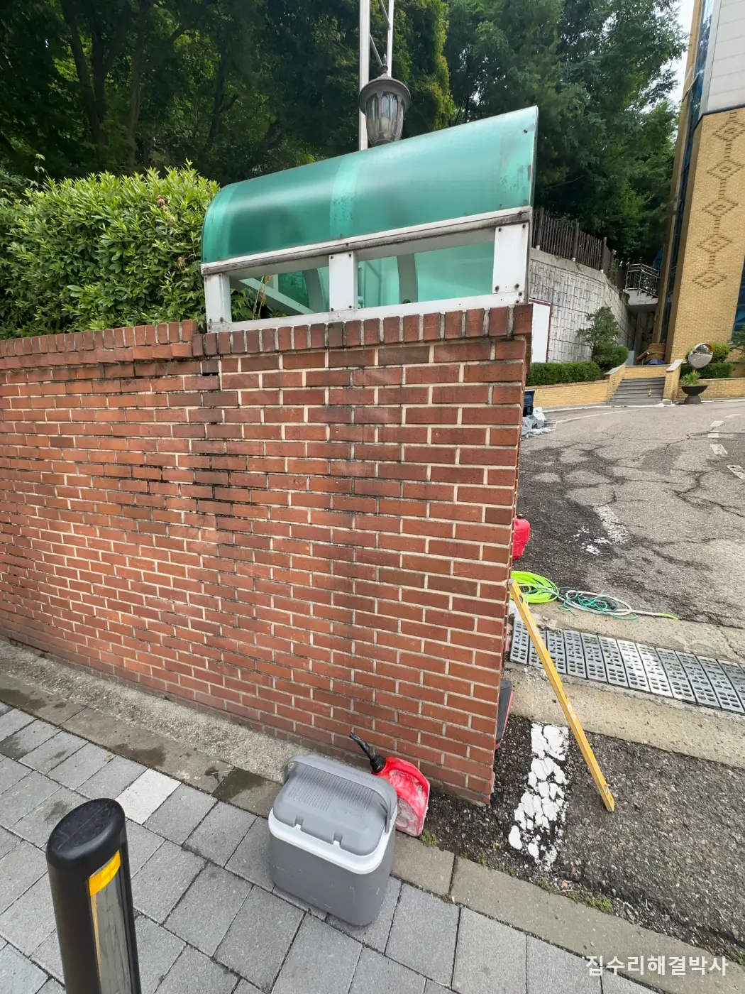 주차장에서 나올 때 앞이 안 보인다면 — 담장을 허물지 않고 경사에 맞춰 잘라내는 방법