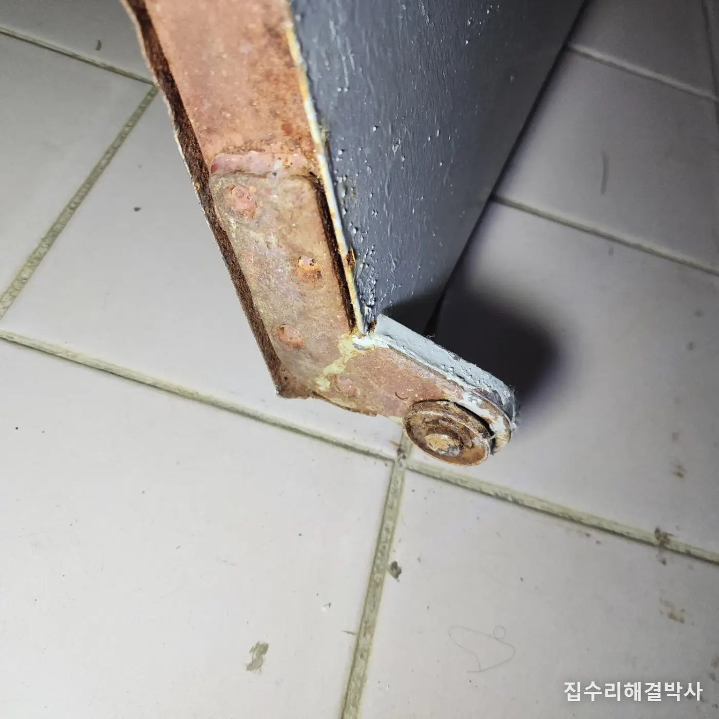 상가 화장실 방화문 힌지가 빠져 덜렁거릴 때 — 하부 경첩 절삭 후 새 힌지 용접 시공 사진 6